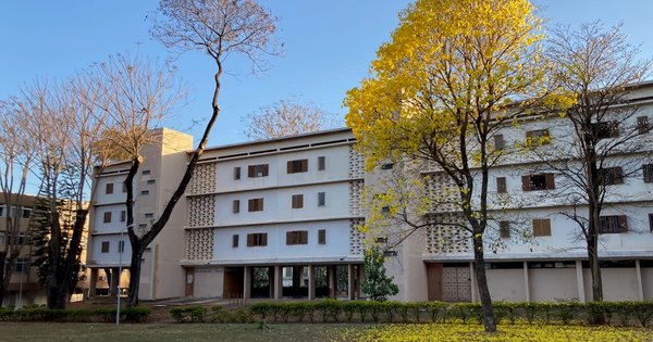 Exterior of a modern courthouse building with columns in Brazil