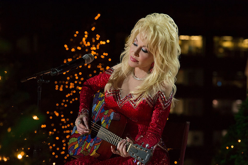 Dolly Parton Steals the Spotlight as the Ultimate Christmas Icon, Surpassing Mariah Carey