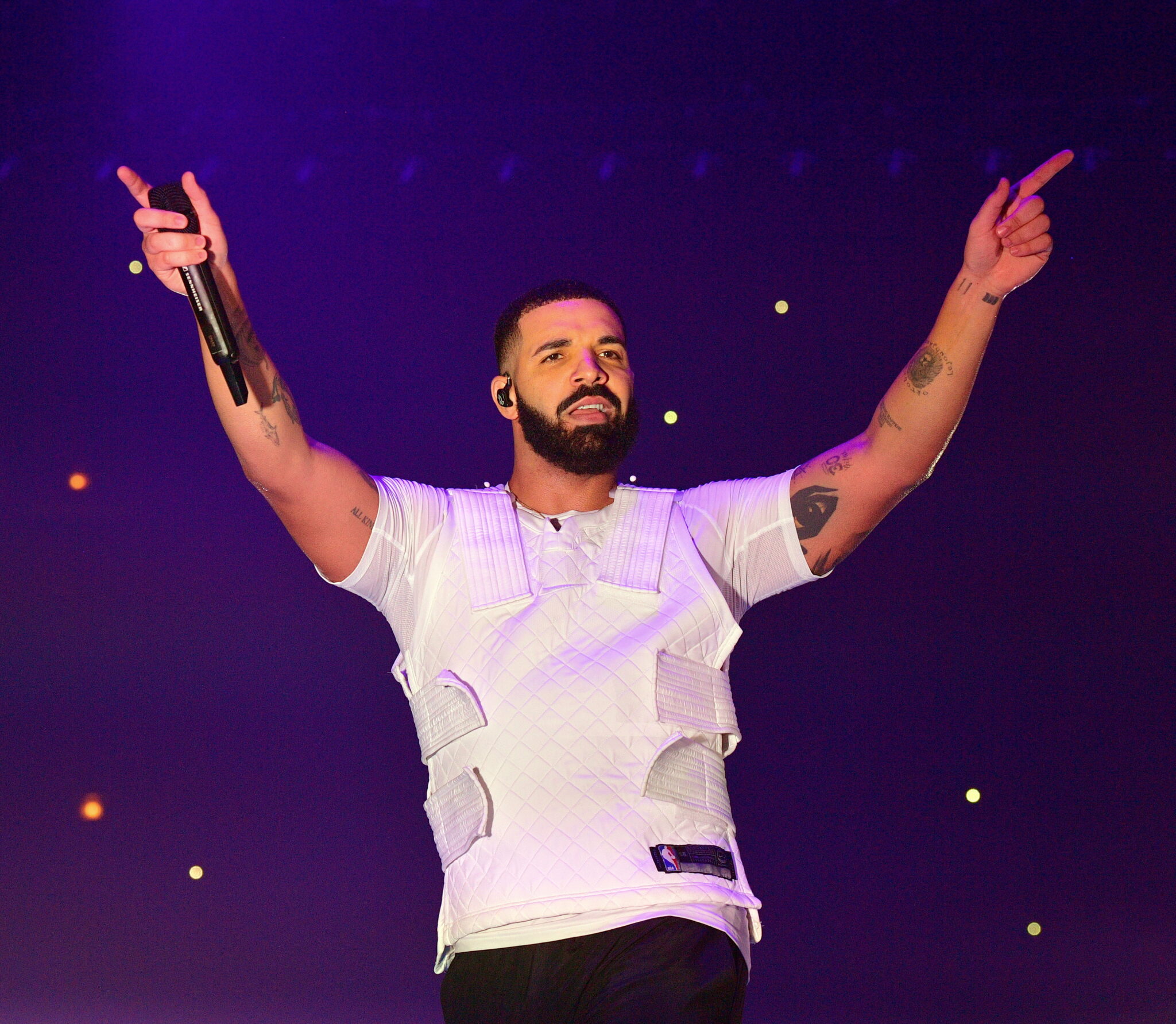 Drake wrings out his sweaty shirt after his It’s All A Blur show, and fans are thirsty af