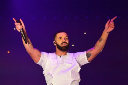 Drake wrings out his sweaty shirt after his It’s All A Blur show, and fans are thirsty af